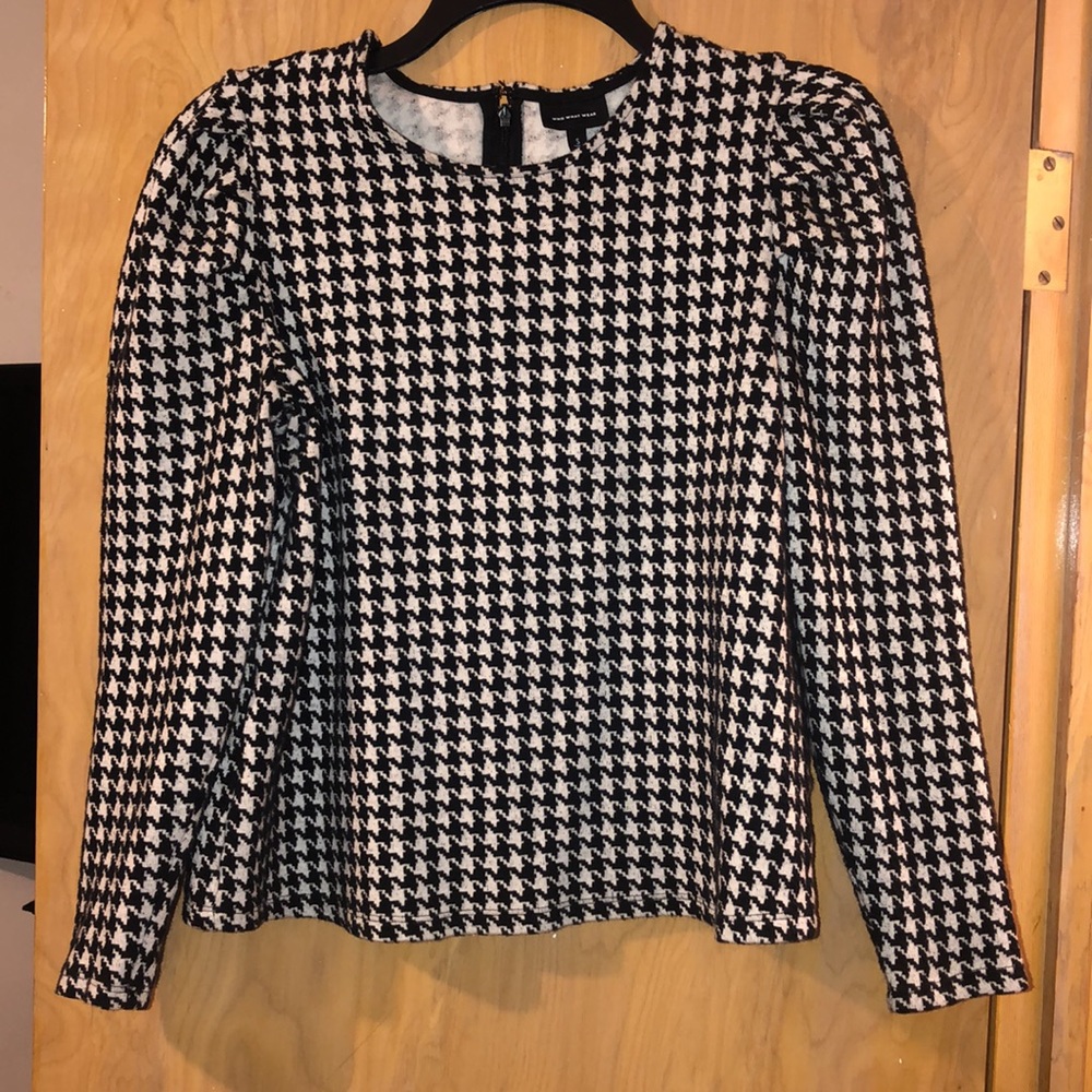 Women’s Jacquard long puff sleeve top, black houndstooth. Simple crew neck line.